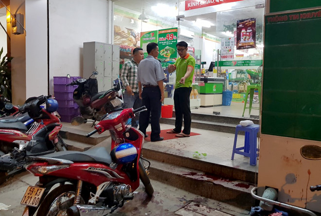 Phút vật lộn với tên cướp có dao của 3 nhân viên ngân hàng