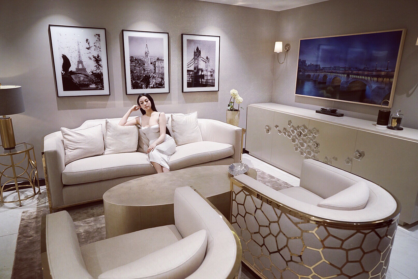 Cận cảnh ngôi nhà trị giá 5 triệu đô ngay giữa trung tâm Sài Gòn của Huyền Baby