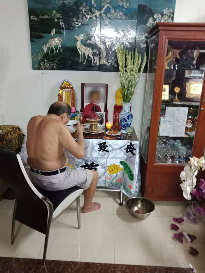 Có một tình yêu đậm sâu đằng sau cụ ông 86 tuổi ngày nào cũng ngồi ăn cơm bên di ảnh người vợ đã khuất