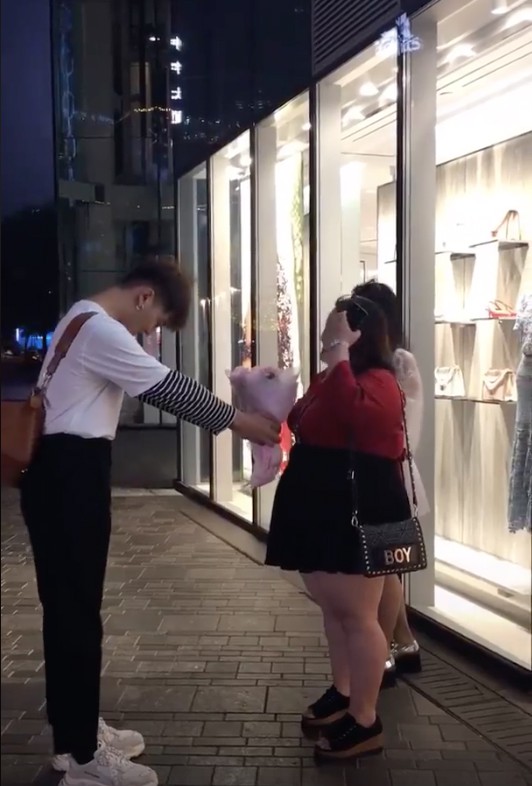 Cô gái mũm mĩm nắm tay bạn thân bỏ chạy khi được anh chàng điển trai tỏ tình trên phố