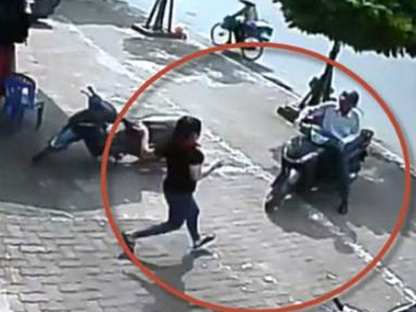 Hà Nội: 5 người phụ nữ chống trả quyết liệt giành lại chiếc xe SH từ tay tên trộm