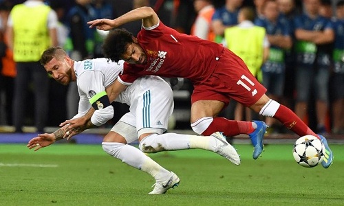 Hơn 433.000 người yêu cầu phạt Ramos vì làm Salah chấn thương