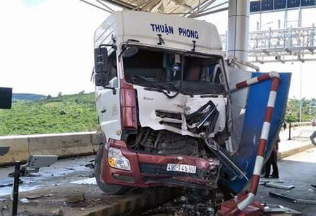 Xe đầu kéo tông sập phòng thu vé trạm BOT