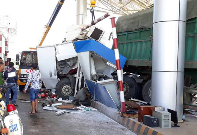 Xe đầu kéo tông sập phòng thu vé trạm BOT