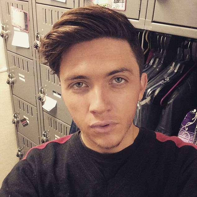 Người đàn ông bị gián bò vào tai, đẻ trứng