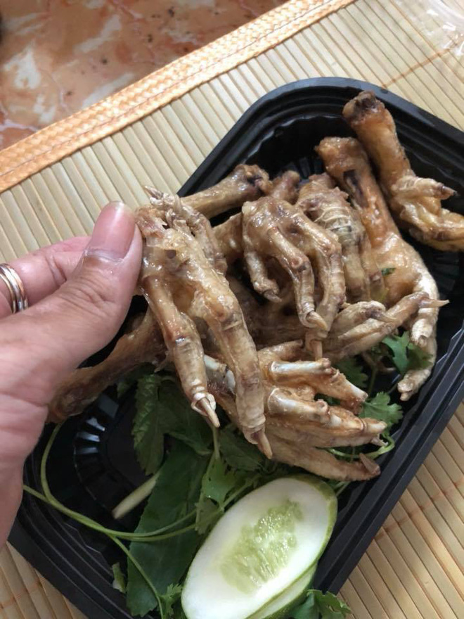 Đang cơn đói đêm, mẹ trẻ đặt mua chân gà chiên mắm, nào ngờ đụng ngay quả xương gà nguyên móng sợ hết hồn