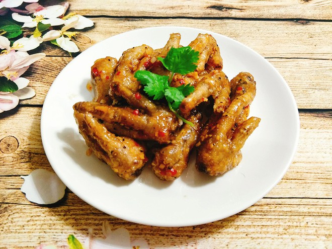 Đang cơn đói đêm, mẹ trẻ đặt mua chân gà chiên mắm, nào ngờ đụng ngay quả xương gà nguyên móng sợ hết hồn