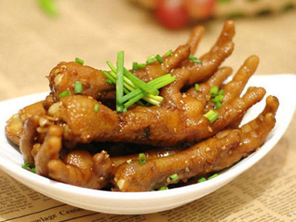 Đang cơn đói đêm, mẹ trẻ đặt mua chân gà chiên mắm, nào ngờ đụng ngay quả xương gà nguyên móng sợ hết hồn