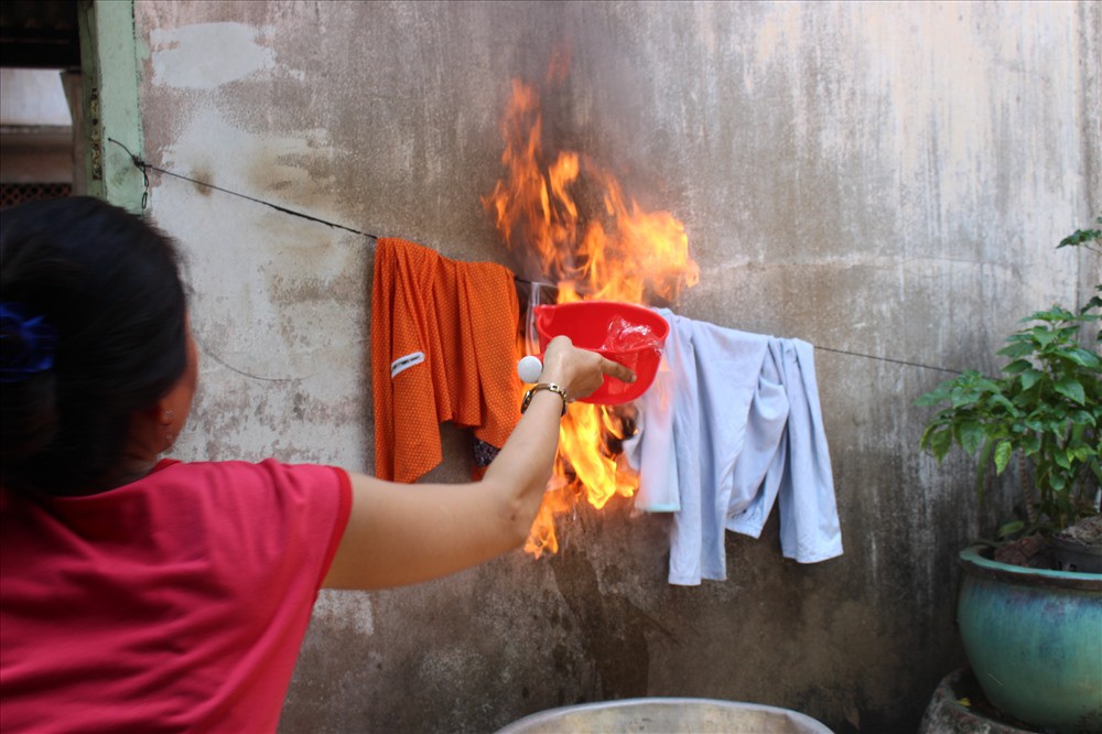 Trực tiếp chứng kiến đồ đạc trong nhà tự bốc cháy như có ma thuật