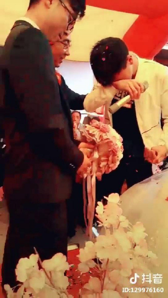 Thanh niên đẹp trai khóc như mưa trong ngày chị gái đi lấy chồng khiến người ta không khỏi xót xa