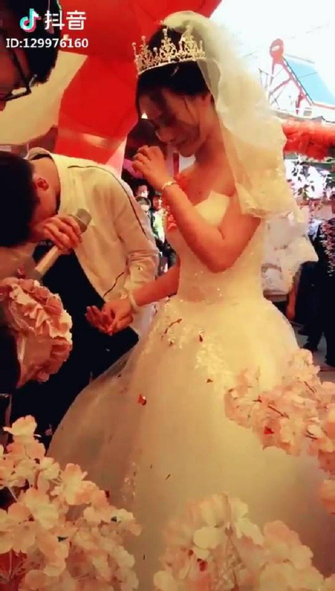 Thanh niên đẹp trai khóc như mưa trong ngày chị gái đi lấy chồng khiến người ta không khỏi xót xa