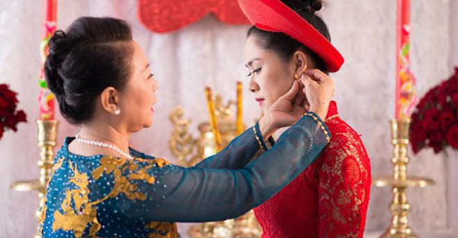 Than thở vì nhà chồng giàu, có biệt thự xe hơi mà chỉ cho 1 cây vàng cưới trong khi nhà gái cho hẳn 5 cây, cô gái bị ném đá vì quá thực dụng