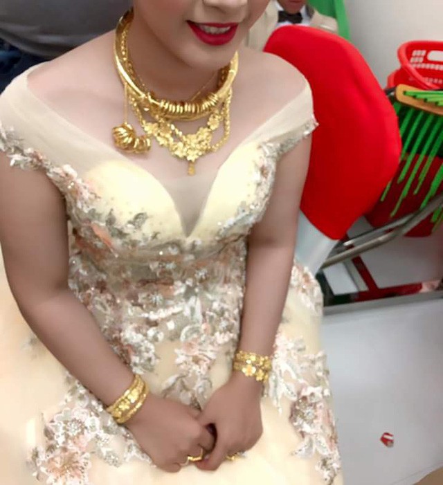 Than thở vì nhà chồng giàu, có biệt thự xe hơi mà chỉ cho 1 cây vàng cưới trong khi nhà gái cho hẳn 5 cây, cô gái bị ném đá vì quá thực dụng Than thở vì nhà chồng giàu, có biệt thự xe hơi mà chỉ cho 1 cây vàng cưới trong khi nhà gái cho hẳn 5 cây, cô gái bị ném đá vì quá thực dụng