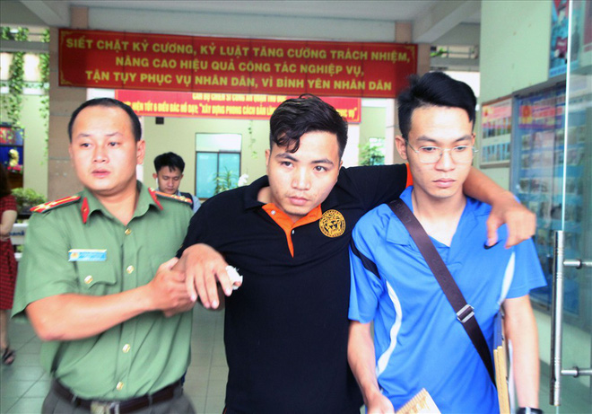 Kẻ trộm cướp đâm hai người truy bắt: Em hối không kịp nữa rồi Kẻ trộm cướp đâm hai người truy bắt: Em hối không kịp nữa rồi