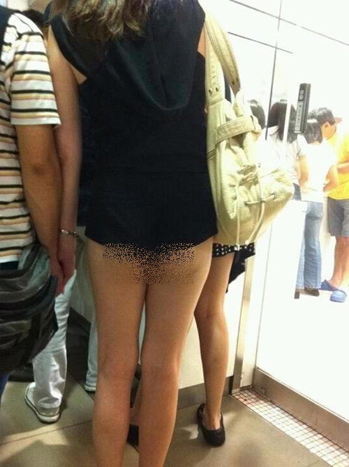 Quần 5cm ngắn kỳ dị của hội chị em khiến mày râu khó sống!