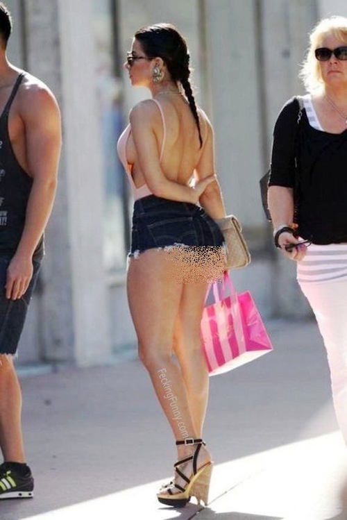 Quần 5cm ngắn kỳ dị của hội chị em khiến mày râu khó sống!