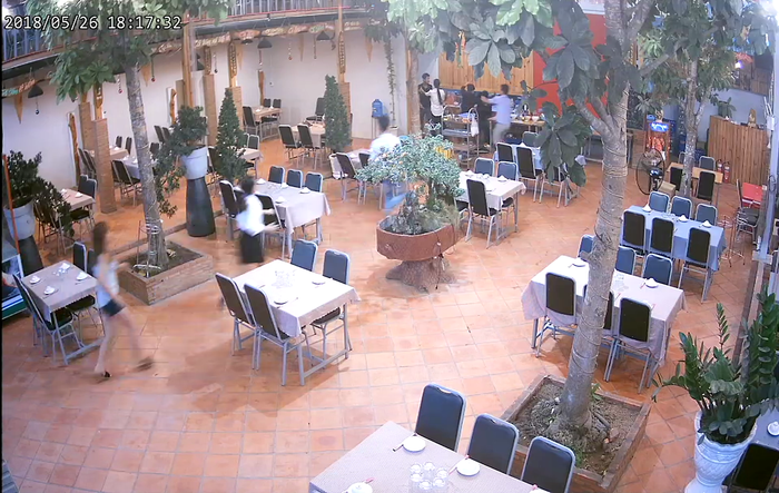 Nhân viên quán ăn bị khách cầm côn nhị khúc đánh tử vong