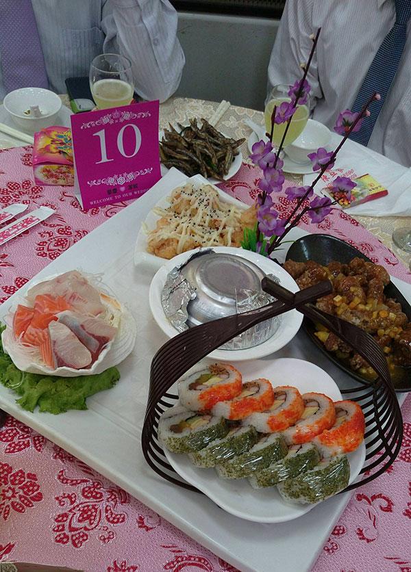 Cỗ cưới quê hoành tráng với 20 món toàn hải sản sang chảnh khiến dân tình choáng váng Cỗ cưới quê hoành tráng với 20 món toàn hải sản sang chảnh khiến dân tình choáng váng