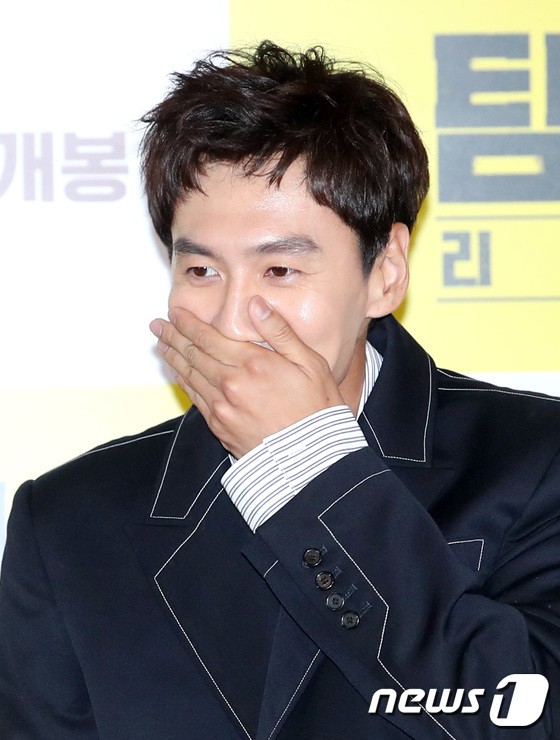 Sau scandal vạ miệng đến mức bị kiến nghị xử tử hình, Lee Kwang Soo xuất hiện với thái độ khác hẳn mọi khi