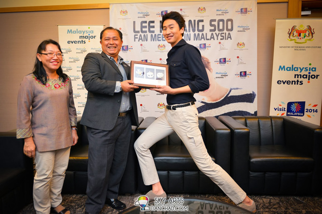 Sau scandal vạ miệng đến mức bị kiến nghị xử tử hình, Lee Kwang Soo xuất hiện với thái độ khác hẳn mọi khi