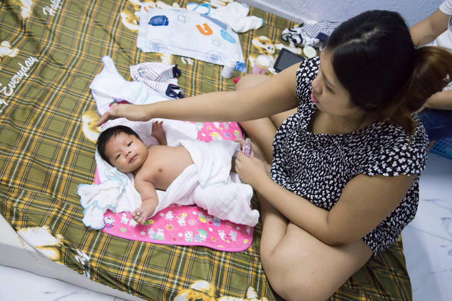 Bà mẹ 9x xuất hiện ở 2 bức ảnh khiến dân mạng tranh cãi vì quá khác và đây là câu trả lời