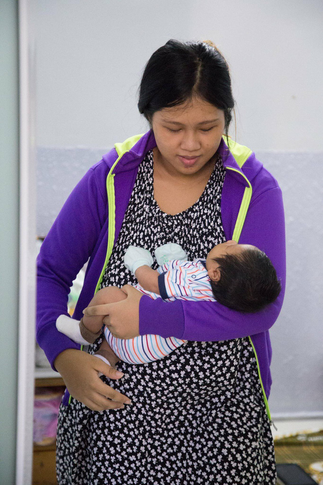 Bà mẹ 9x xuất hiện ở 2 bức ảnh khiến dân mạng tranh cãi vì quá khác và đây là câu trả lời