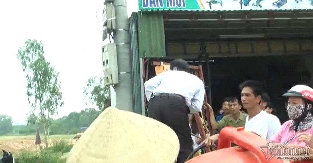 Phóng viên chổng mông gây phản cảm vào đoàn cưỡng chế