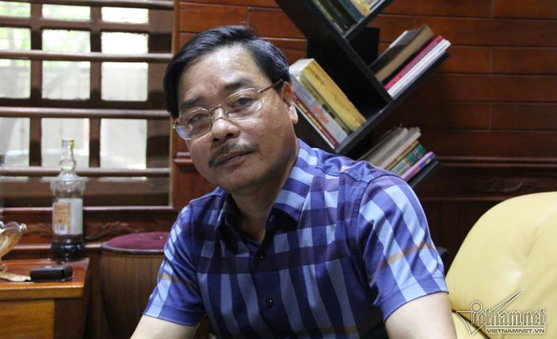 Phóng viên chổng mông gây phản cảm vào đoàn cưỡng chế