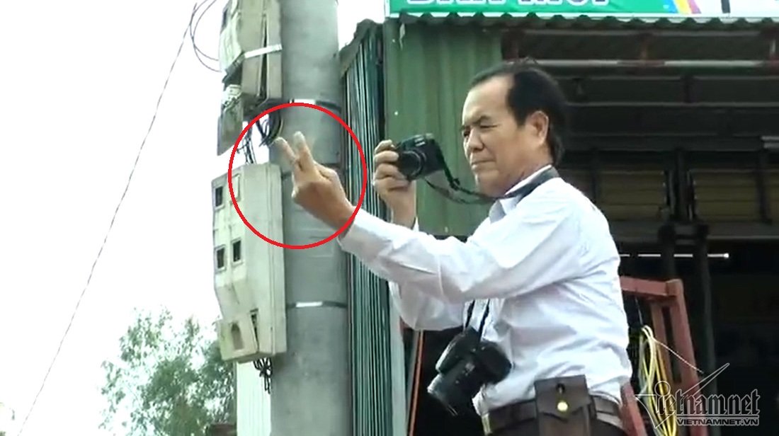 Phóng viên chổng mông gây phản cảm vào đoàn cưỡng chế