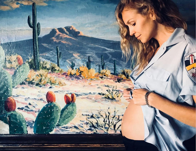 Thanos của Avengers có con cùng chân dài kém 20 tuổi