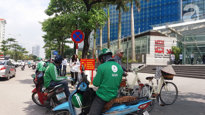 Nhiều camera giám sát sẽ có hình ảnh người phụ nữ giả công an phường, mượn điện thoại của tài xế Grab rồi biến mất