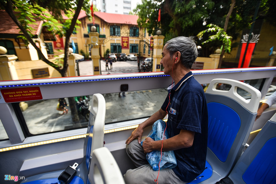 Khách dùng ô che nắng đi xe buýt hai tầng ở Hà Nội