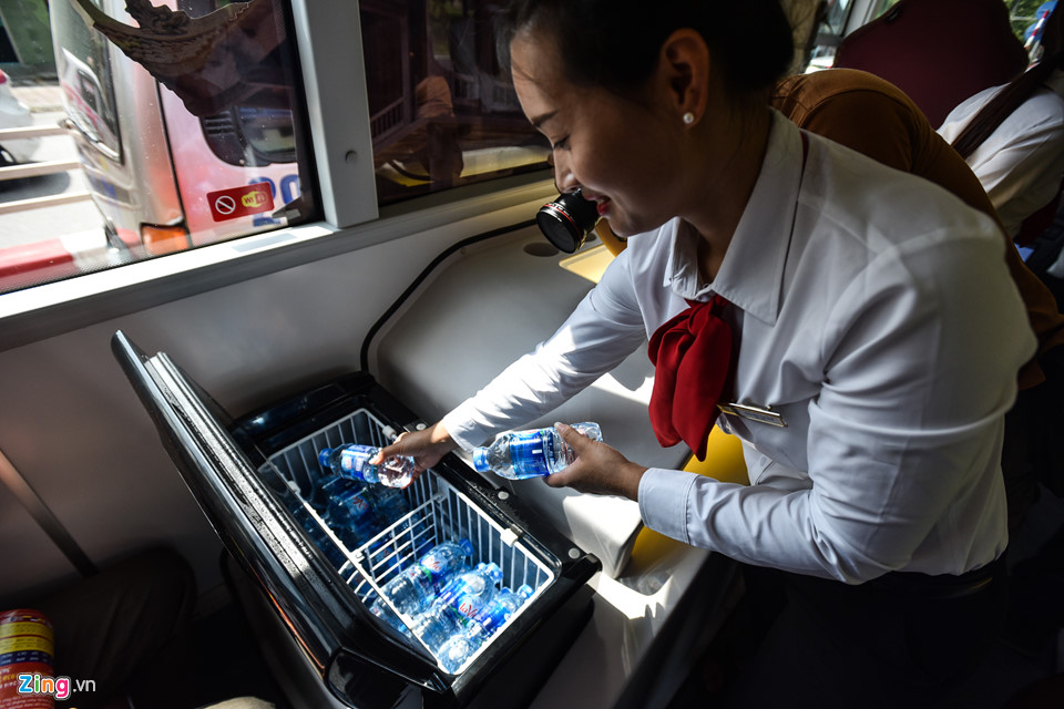 Khách dùng ô che nắng đi xe buýt hai tầng ở Hà Nội