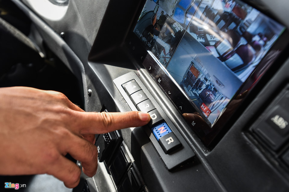 Khách dùng ô che nắng đi xe buýt hai tầng ở Hà Nội