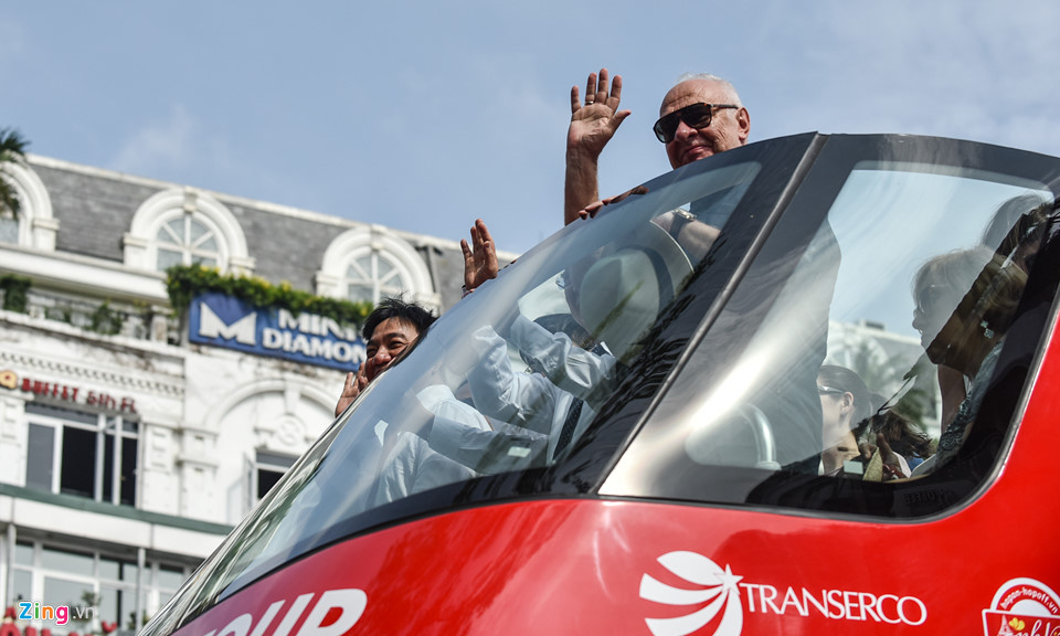 Khách dùng ô che nắng đi xe buýt hai tầng ở Hà Nội