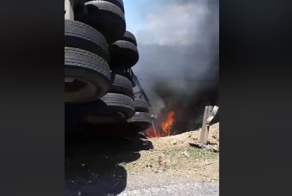 Quảng Trị: Xe chở gỗ dăm lật, cháy dữ dội, tài xế lao xuống đường