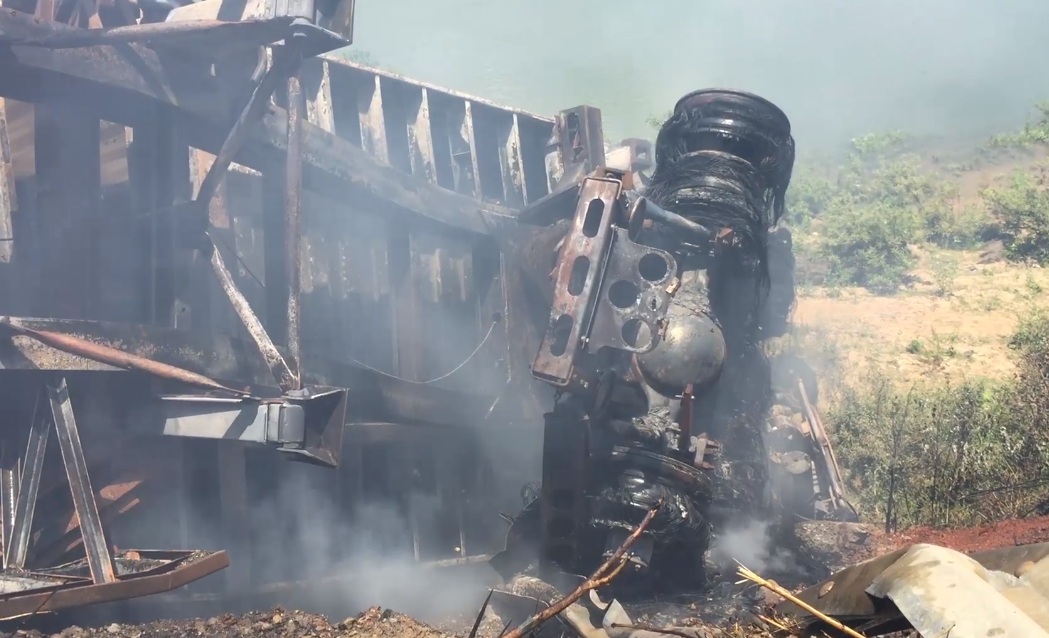 Quảng Trị: Xe chở gỗ dăm lật, cháy dữ dội, tài xế lao xuống đường