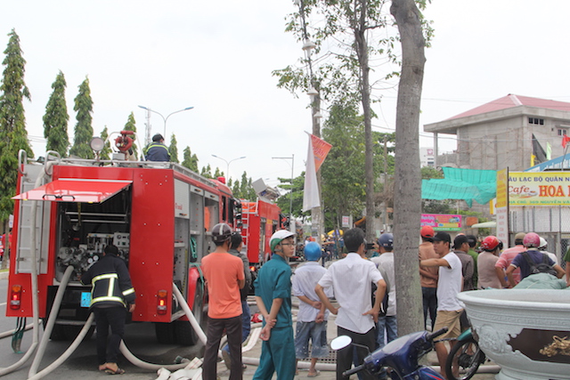 Cần Thơ: Xe chở nhiên liệu bốc cháy dữ dội ngay phía sau trạm xăng