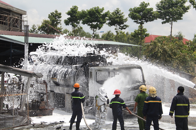 Cần Thơ: Xe chở nhiên liệu bốc cháy dữ dội ngay phía sau trạm xăng