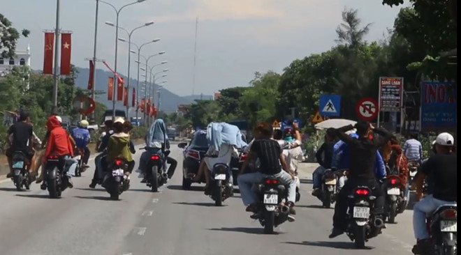 Nhóm thanh niên đánh võng, không cho xe khác vượt trên quốc lộ