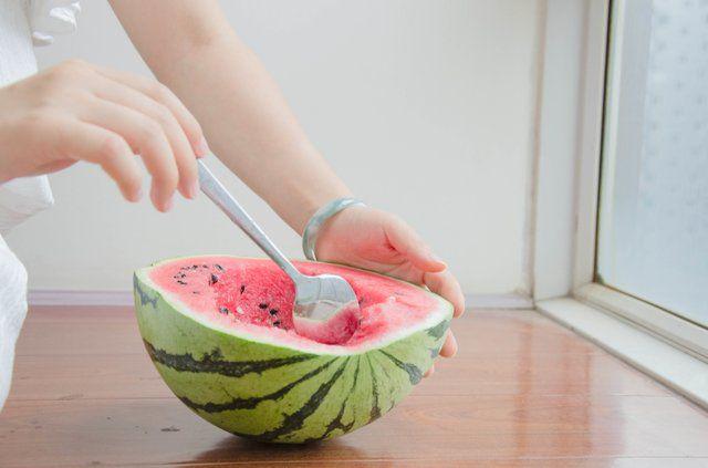 Người phụ nữ bỗng bất tỉnh vì tiếc miếng dưa lâu ngày: 4 điều phải nhớ tránh rước bệnh Người phụ nữ bỗng bất tỉnh vì tiếc miếng dưa lâu ngày: 4 điều phải nhớ tránh rước bệnh