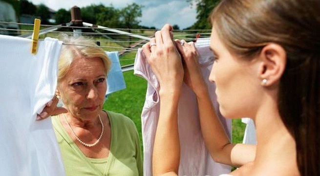 Đẹp lòng mẹ chồng chỉ bằng một chai nước xả