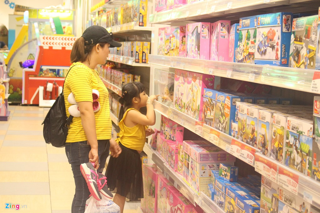 Phụ huynh săn lùng đồ chơi bạc triệu cho trẻ ngày Quốc tế Thiếu nhi