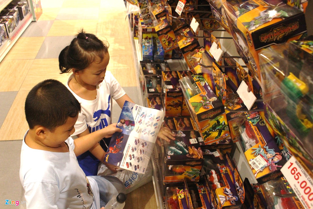 Phụ huynh săn lùng đồ chơi bạc triệu cho trẻ ngày Quốc tế Thiếu nhi