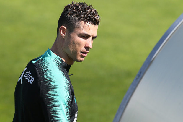 Bạn thân tiết lộ nguyên nhân Ronaldo buồn ở Real