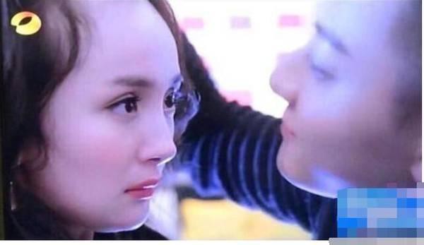 Dở khóc dở cười khi Dương Mịch bị tuột tóc giả, lộ trán hói tại hậu trường