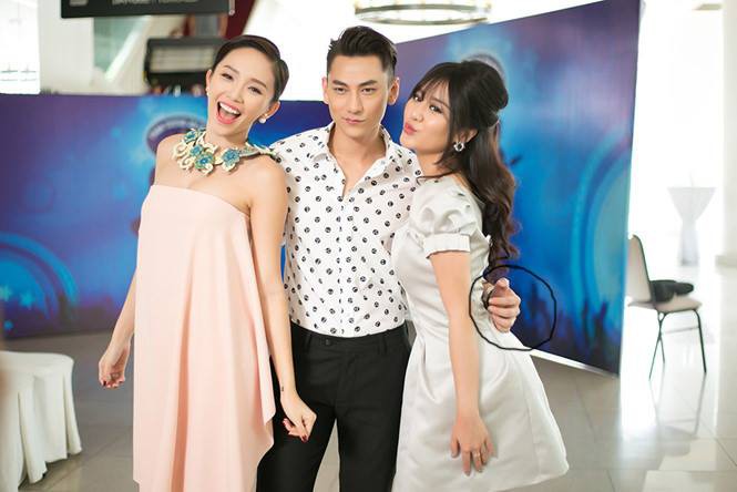 Sao nam Vbiz giữ khoảng cách với đồng nghiệp nữ: Trường Giang thoải mái ôm hôn, Isaac chỉ chạm eo cũng dè chừng