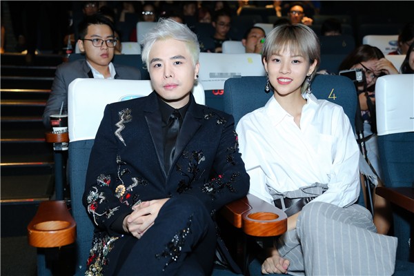 Sao nam Vbiz giữ khoảng cách với đồng nghiệp nữ: Trường Giang thoải mái ôm hôn, Isaac chỉ chạm eo cũng dè chừng