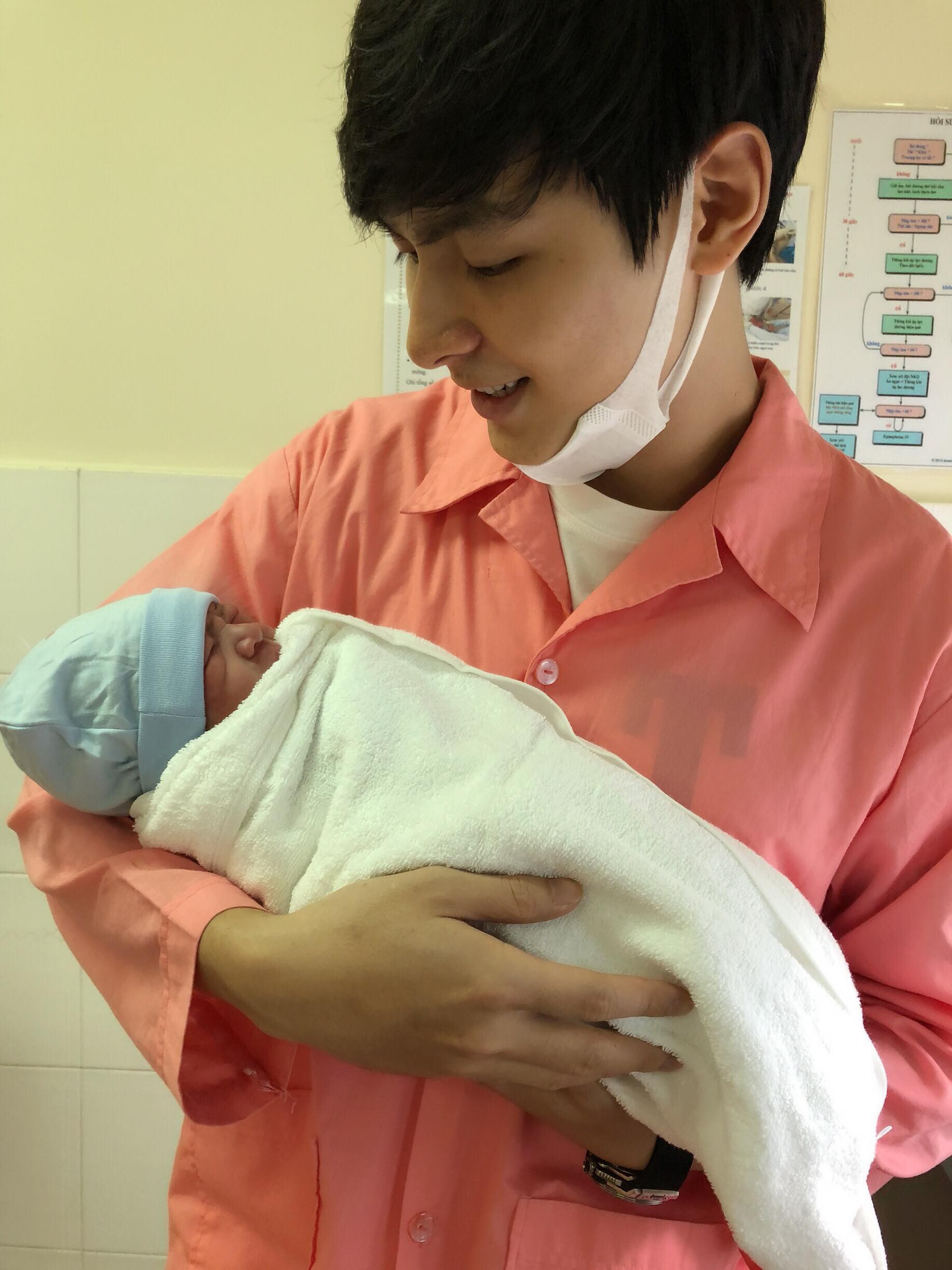 Jay Quân hài hước nói về cuộc sống sau khi được làm bố: Phải chia sẻ vợ với người đàn ông khác mà không thể làm gì