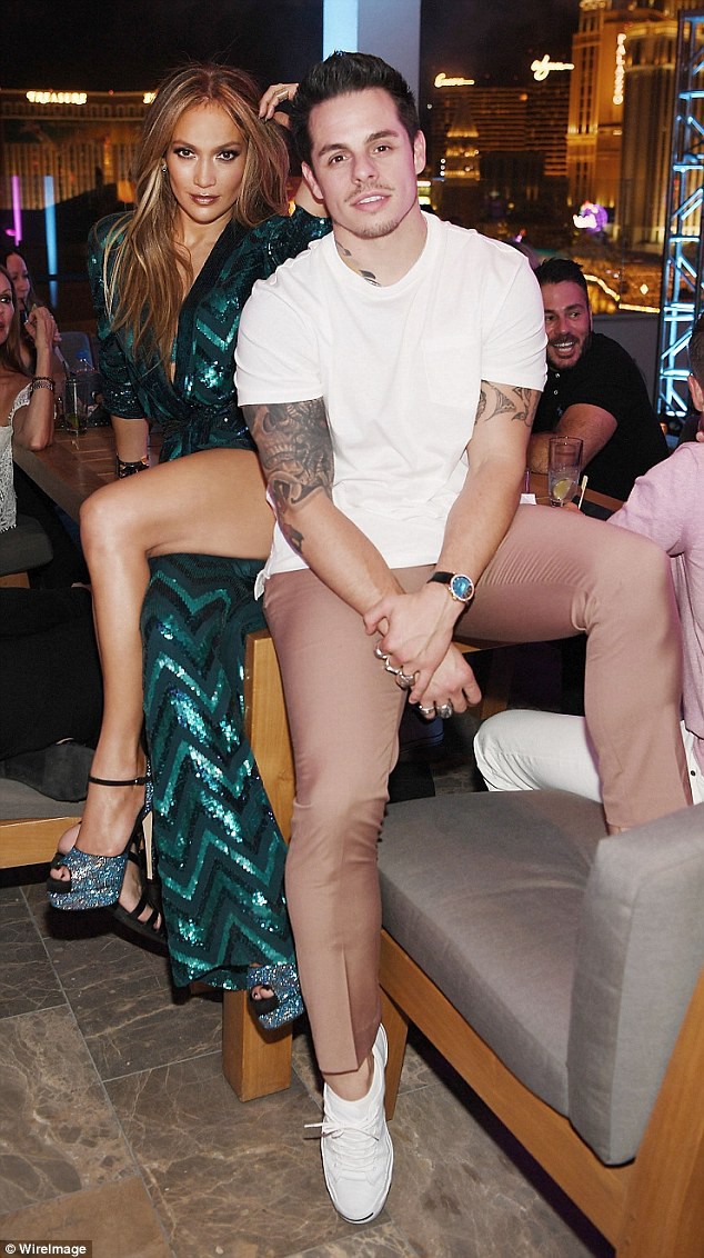 Jennifer Lopez: Thú vui nuông chiều tình trẻ và nhan sắc U50 vẫn đẹp như thiếu nữ Jennifer Lopez: Thú vui nuông chiều tình trẻ và nhan sắc U50 vẫn đẹp như thiếu nữ